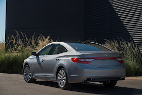 Rear 3/4 view of 2015 Hyundai Azera Limited