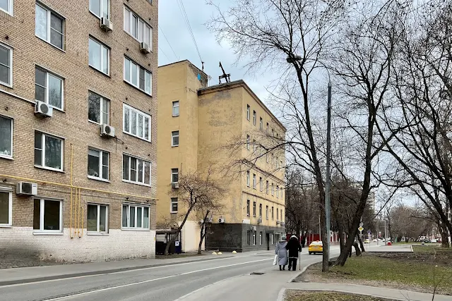 Старый Петровско-Разумовский проезд, жилой дом 1973 года постройки, административное здание 1914 года постройки