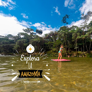 Una niña disfrutando del balneario de Batancocha con su flotador, agua limpia y rodeada de naturaleza.