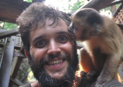 Octavio con los monos capuchinos en Bolivia.