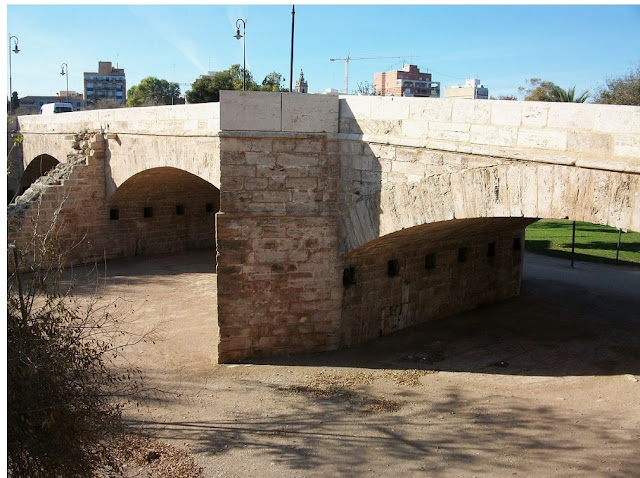 ¿que por consejo, y a instancias del valenciano Juan Celaya, doctor parisiense, mandaron los jurados que se enterrasen en los cimientos del puente que llaman de serranos todas las lápidas romanas que entonces había en esta ciudad, temerosos de que la afición con que eran miradas por algunos degenerase en gentilismo?