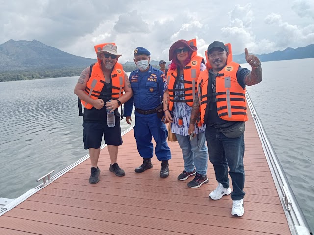 Satuan Polair Polres Bangli Pam Kunjungan wisatawan di Dermaga Kedisan Kintamani.