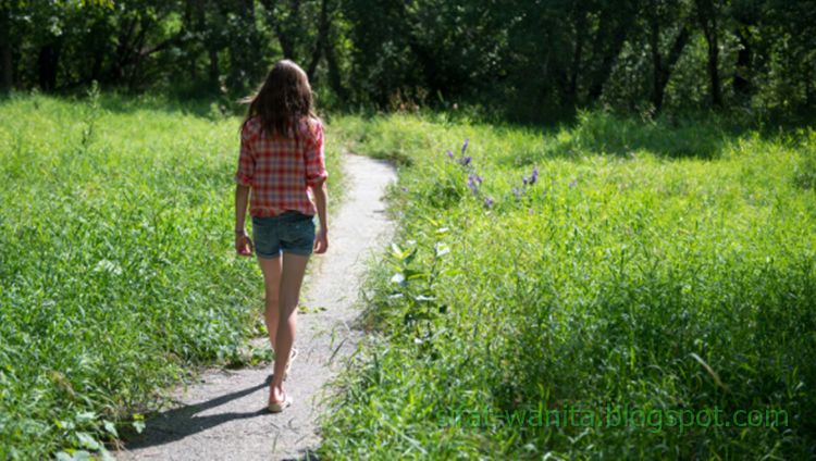 7 Rahasia Sifat Wanita  dari Cara Berjalan  SIFAT WANITA 