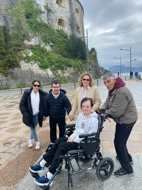 Grupo de personas posando delante del fuerte de Santoña