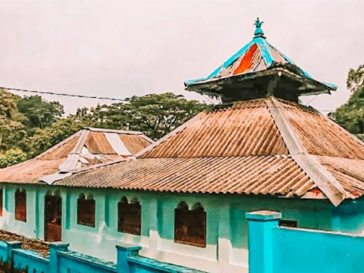 Keunikan Masjid Tertua di Indonesia, Kidung Jawa hingga Kera Berkeliaran