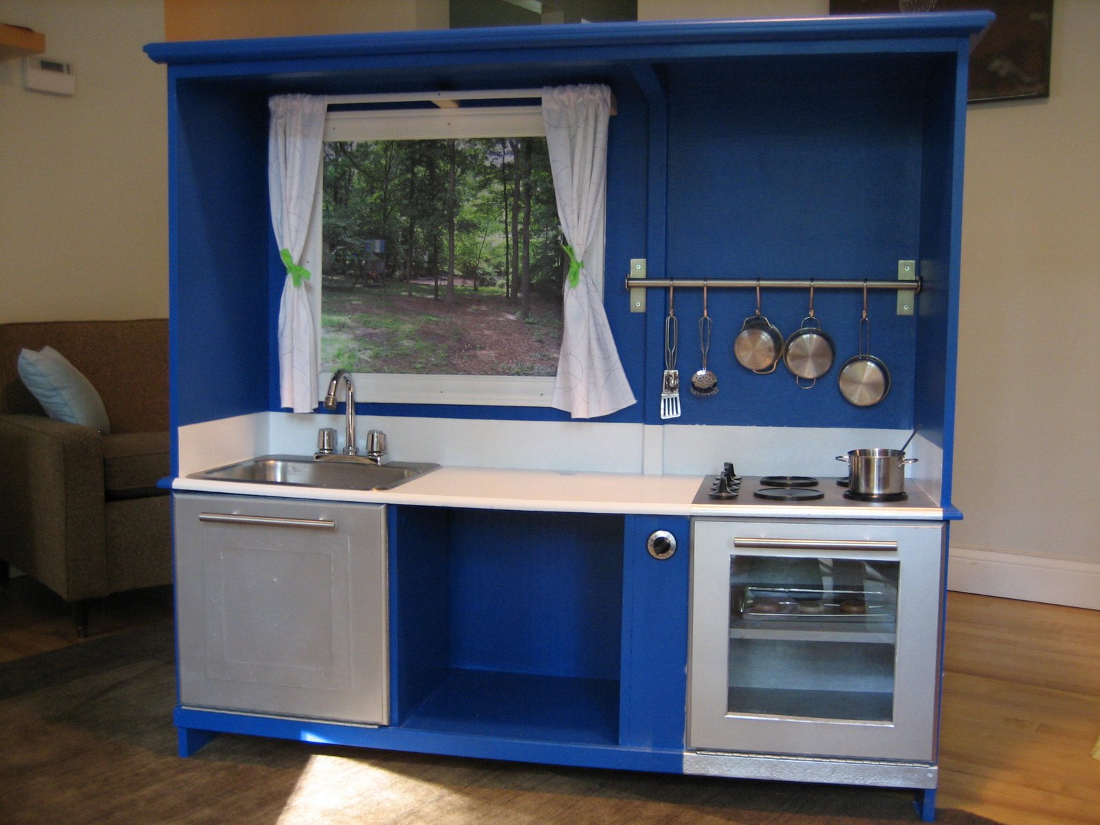 Go on over to this blog for the "play by play" on building the kitchen ...