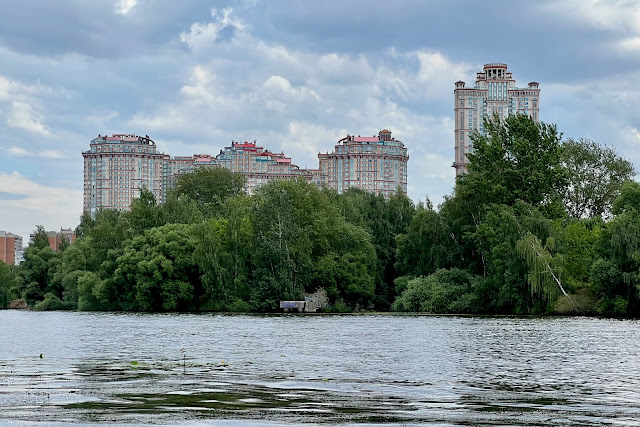 Северный берег Строгинской поймы, Москва-река, Малый Строгинский затон, вид на Щукинский полуостров, жилой комплекс «Алые паруса»