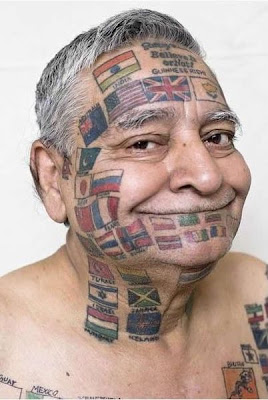 el hombre con todas las banderas del mundo tatuadas