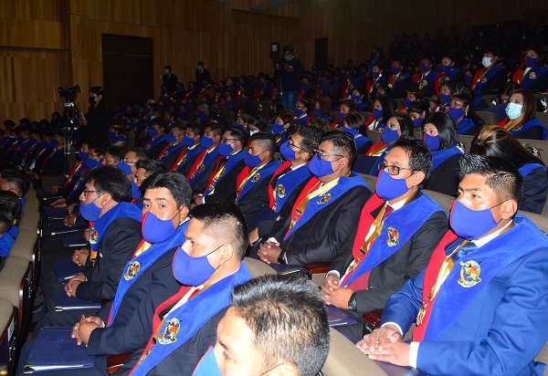 450 colantes se gradúan en la UPEA