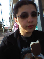 Comendo sorvete magnum na praça