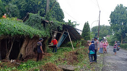  Akibat Hujan Deras, Rumah Warga Kutasari Tertimpa Pohon Duku 