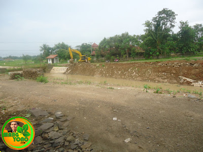 Puluhan meter tanggul penahan longsor sungai Bendungan Macan dihancurkan