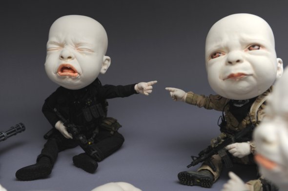 Johnson Tsang escultura cerâmica surreal bizarra bebês cabeçudos