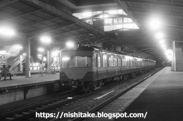 発車を待つ西武園線の551系。　東村山　1982.10.20-24