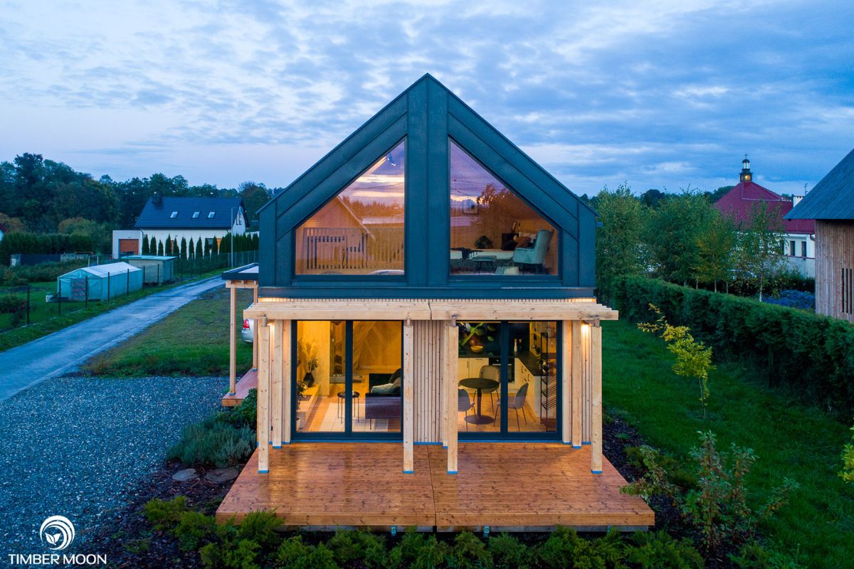 Dlaczego warto zainwestować w gotowy dom drewniany? Zalety drewnianego domu