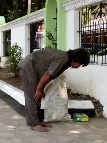  Orang  Gila Sedang  Sholat Di Luar Pagar Masjid Garut Ini 