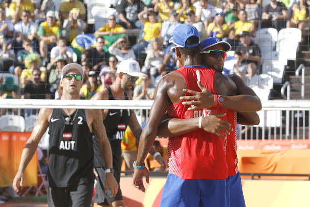 La pareja de Nivaldo Díaz (1) y Sergio González (2) de Cuba, derrota a la pareja austriaca de Clemens Doppler y Alexander Horst, en los octavos de final del voleibol de playa, de los Juegos Olímpicos de Río de Janeiro, en Copacabana, Brasil,  el 12 de agosto de 2016.