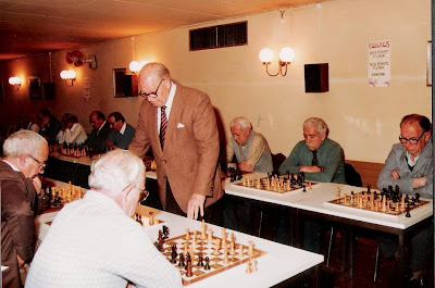 Ángel Ribera dando unas simultáneas en el Casal d’Avis de Sant Andreu