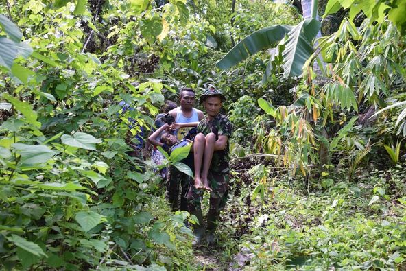 Anggota Satgas TMMD Bantu Mengevakuasi Warga Aru Yang Pingsan di Kebun.lelemuku.com.jpg