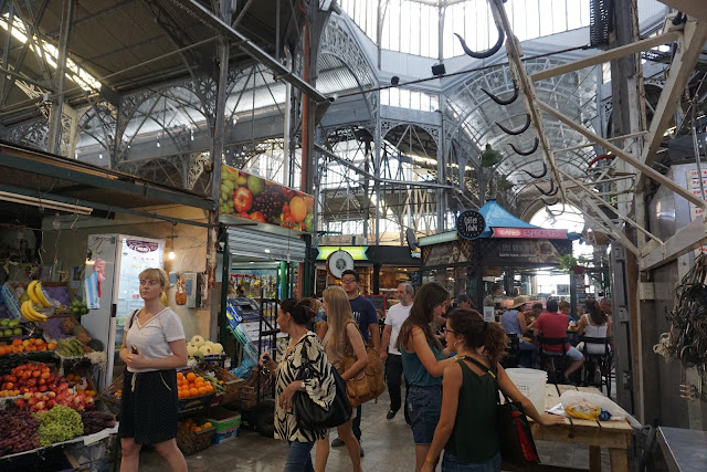 Dans un petit marché couvert