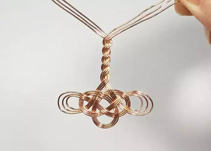 ワイヤーで水引の宮結び/step8:2コマ目以降のしめ縄飾りを作る