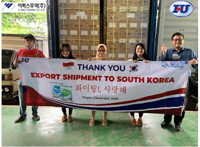Source: Inasentra Unisatya. The Inasentra Unisatya export team of five holding a banner that says "Thank you: Export shipment to South Korea".