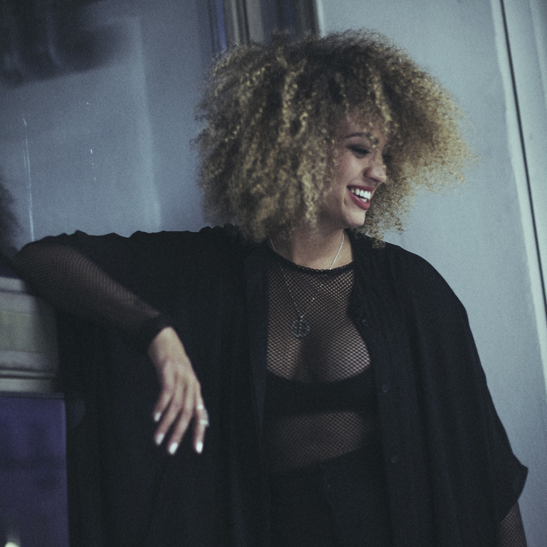 Naomi Pilgrim lança o poderoso e sintetizado single ‘I Wonder’