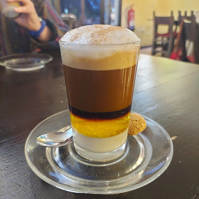 foto del café barraquito en la mesa