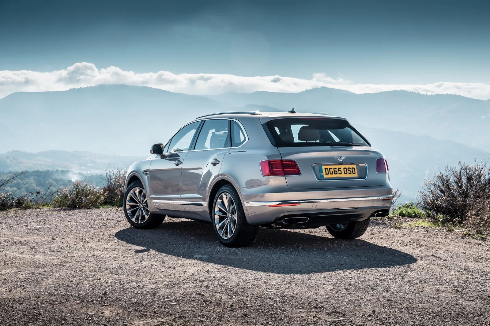 Bentley Bentayga 2016 cháy hàng, làm không kịp để bán