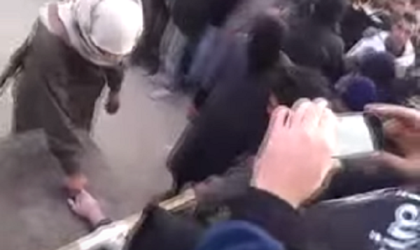 Φρικιαστικό βίντεο: Ισλαμιστές δικάζουν σύμφωνα με τον νόμο της Σαρία και κόβουν το χέρι του κατηγορούμενου που σφαδάζει από τους πόνους!