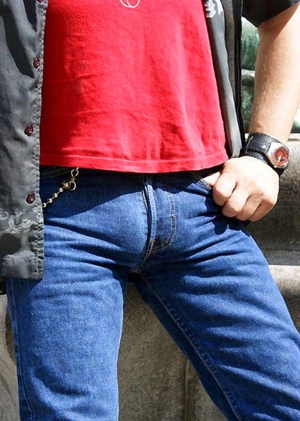 Cock jeans. Levis 501 bulge. Парни в джинсах с бугорками. Бугорок в джинсах. Бугорок в штанах джинсы.