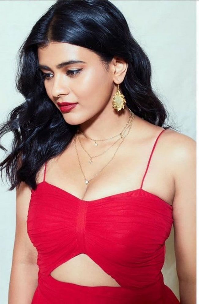 Actress Gallery: Hebah Patel Stuns Pictures