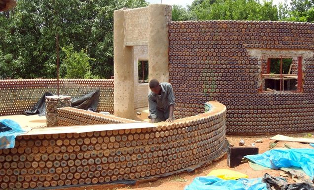 Sunday's tale: Bottle Masonry. Made house with recycled plastic 