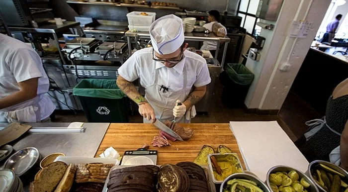 Imagen de un empleado de cocina
