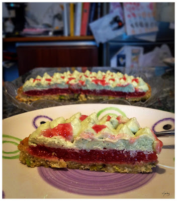 Crostata con sablée al pistacchio, gelée di fragole, chantilly ricotta e pistacchio e aria di fragola