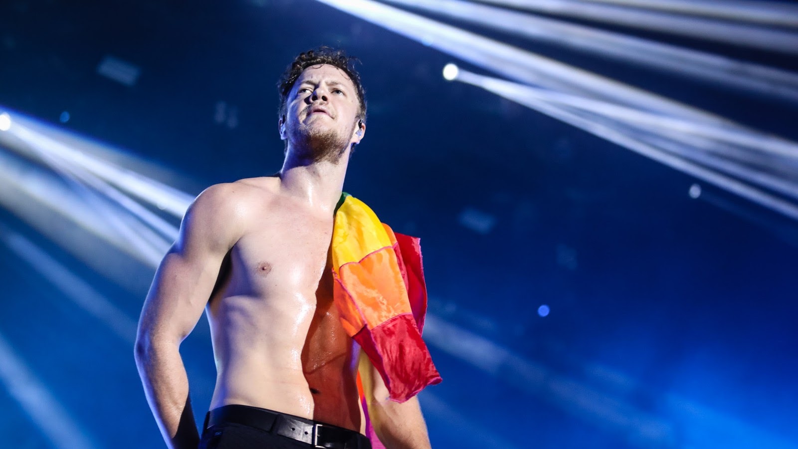 Dan Reynolds com a bandeira LGBTQ+ durante o Festival Lollapalooza Brasil 2018