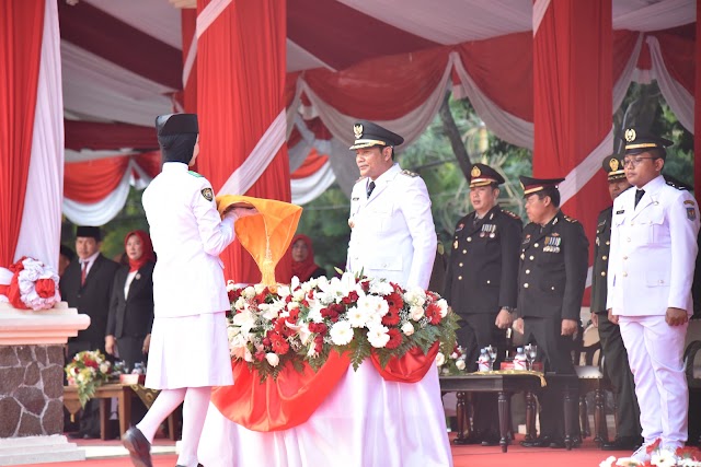 Wakil Bupati Bertindak Sebagai Irup Penurunan Bendera Merah Putih 
