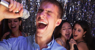 Beneficios para la salud de cantar karaoke