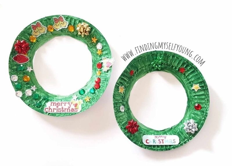 easy paper plate Christmas wreath craft for toddlers.
