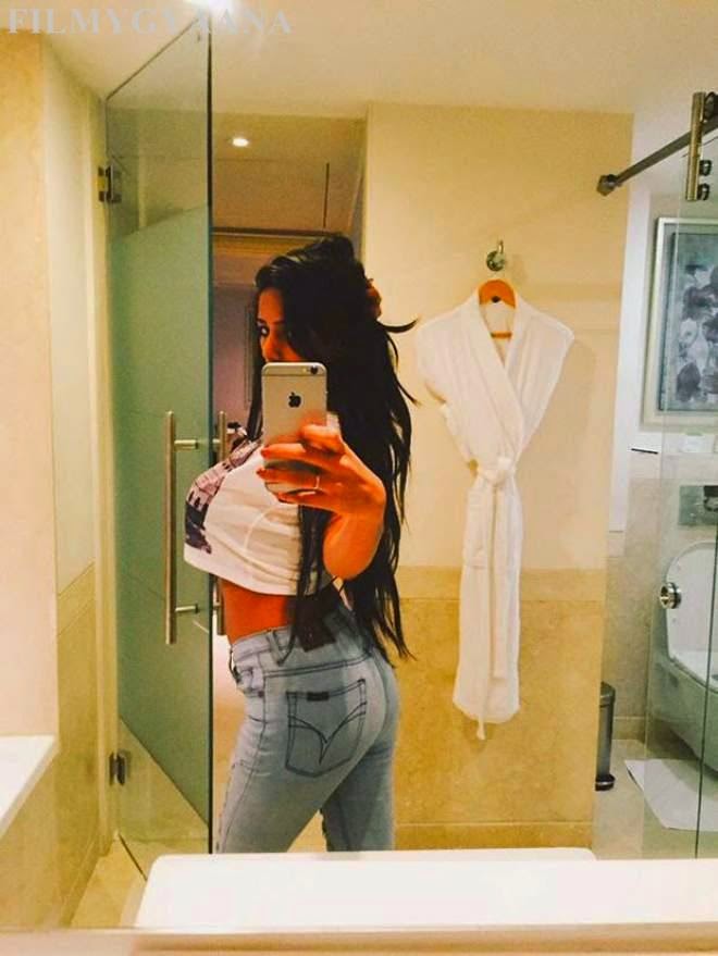 Most Beautiful Poonam Pandey's Hot Unseen Selfies Exposing Her Huge big Cleavage in tight jeans