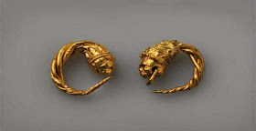 Χρυσά σκουλαρίκια που βρέθηκαν στον πλούσιο τάφο