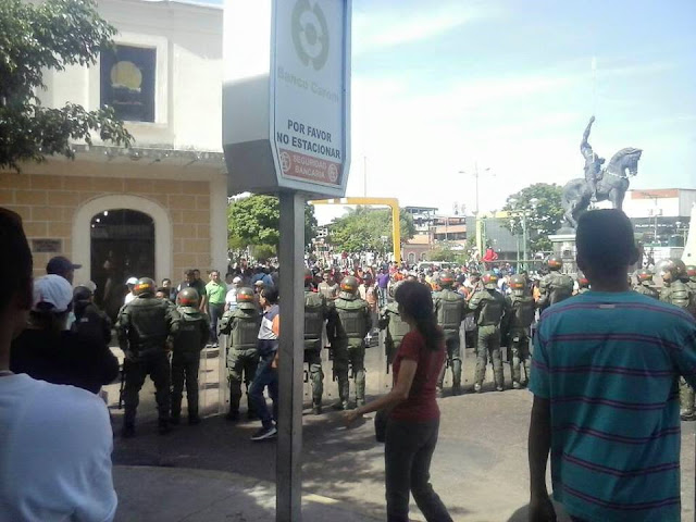 Agredidos opositores apureños en monumento a la  bandera por colectivos este viernes 26M  en San Fernando.