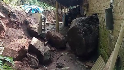 Ditinggal Buka Bersama, Rumah di Ngawi Tertimpa Longsor Batu Sebesar 'Poskamling'
