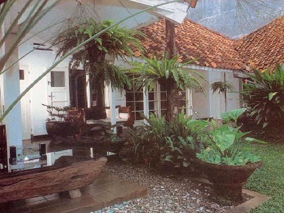 Teras Belakang Rumah Dilengkapi Taman Kolam - interior rumah sederhana