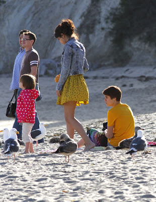 Justin Bieber and Selena Gomez playing happy families in Malibu ( Photos )