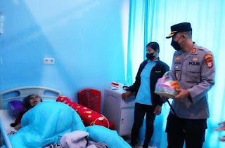 Peduli Terhadap Sesama, Kapolres Tana Toraja Jenguk Lansia Sebatang Kara di Rumah Sakit