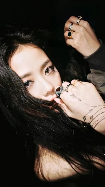 Jisoo is known to have a 4D personality, which means she is considered to have a more unique and different personality (not in a derogatory way). Other idols considered to have 4D personality are Heechul from Super Junior, Jackson from GOT7, and Jokwon from 2AM.