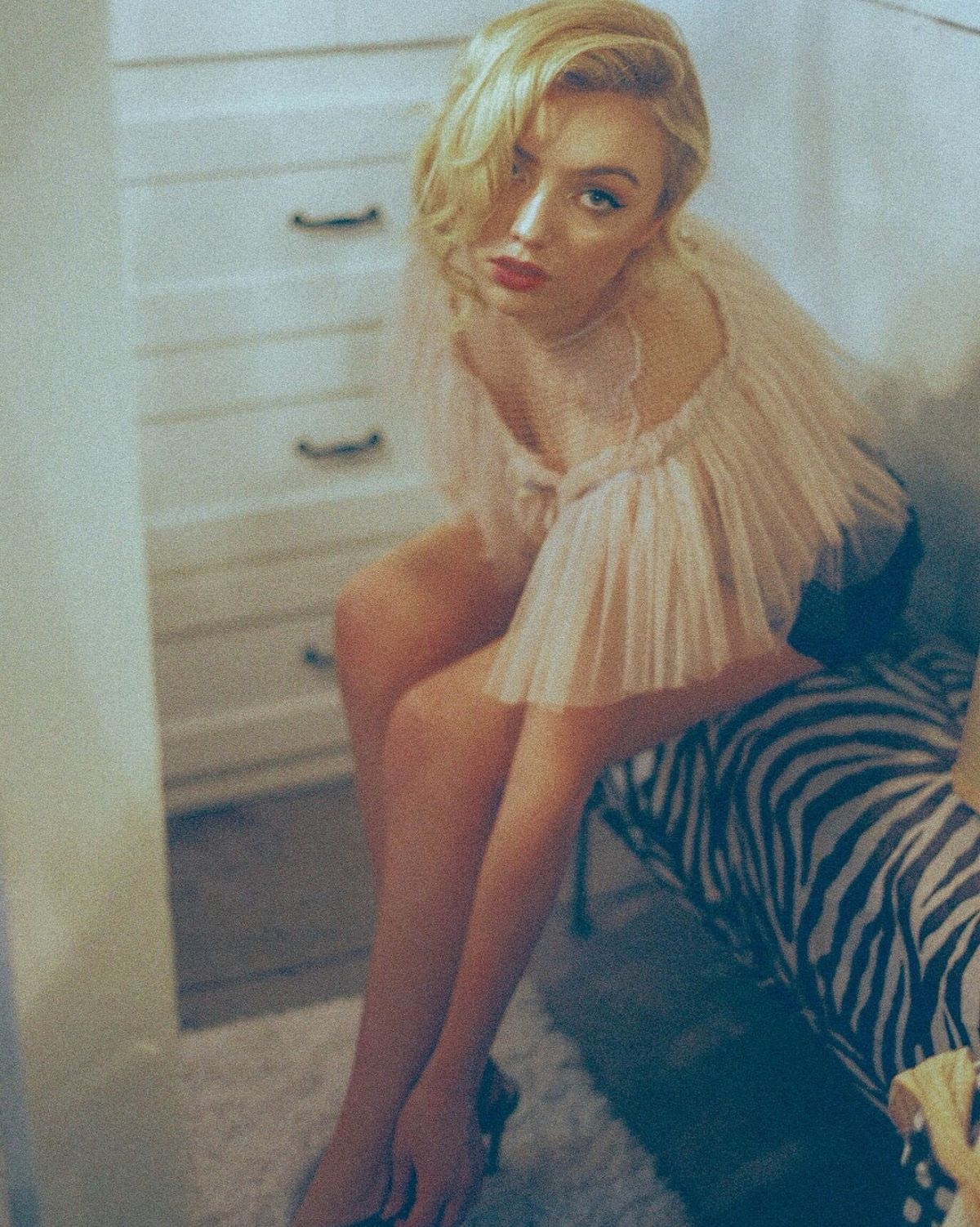 Peyton List Photographed By Krissy Saleh Instagram から飛び出した若干21歳の女子大生のフォトグラファー クリシー サレーが撮影したセクシーなペイトン リストちゃん Cia Movie News