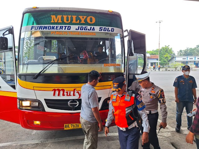 Jelang Lebaran, Polisi Gelar Ramp Check Kendaraan Bus yang Masuk ke Terminal Kebumen