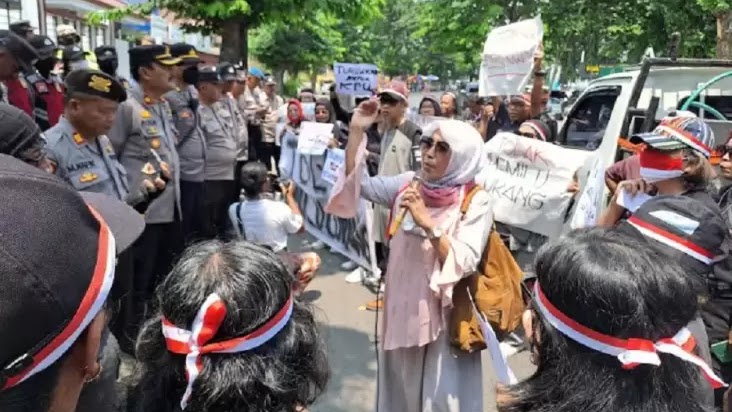 Massa Demo di Depan Kantor KPU Jateng, Tuntut Pemilu Ulang!
